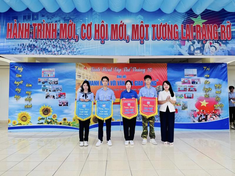 Trường THPT Hàng Hải tổ chức chào cờ và sinh hoạt dưới cờ tháng 10 với chủ đề “Thanh niên với văn hóa giao thông”.